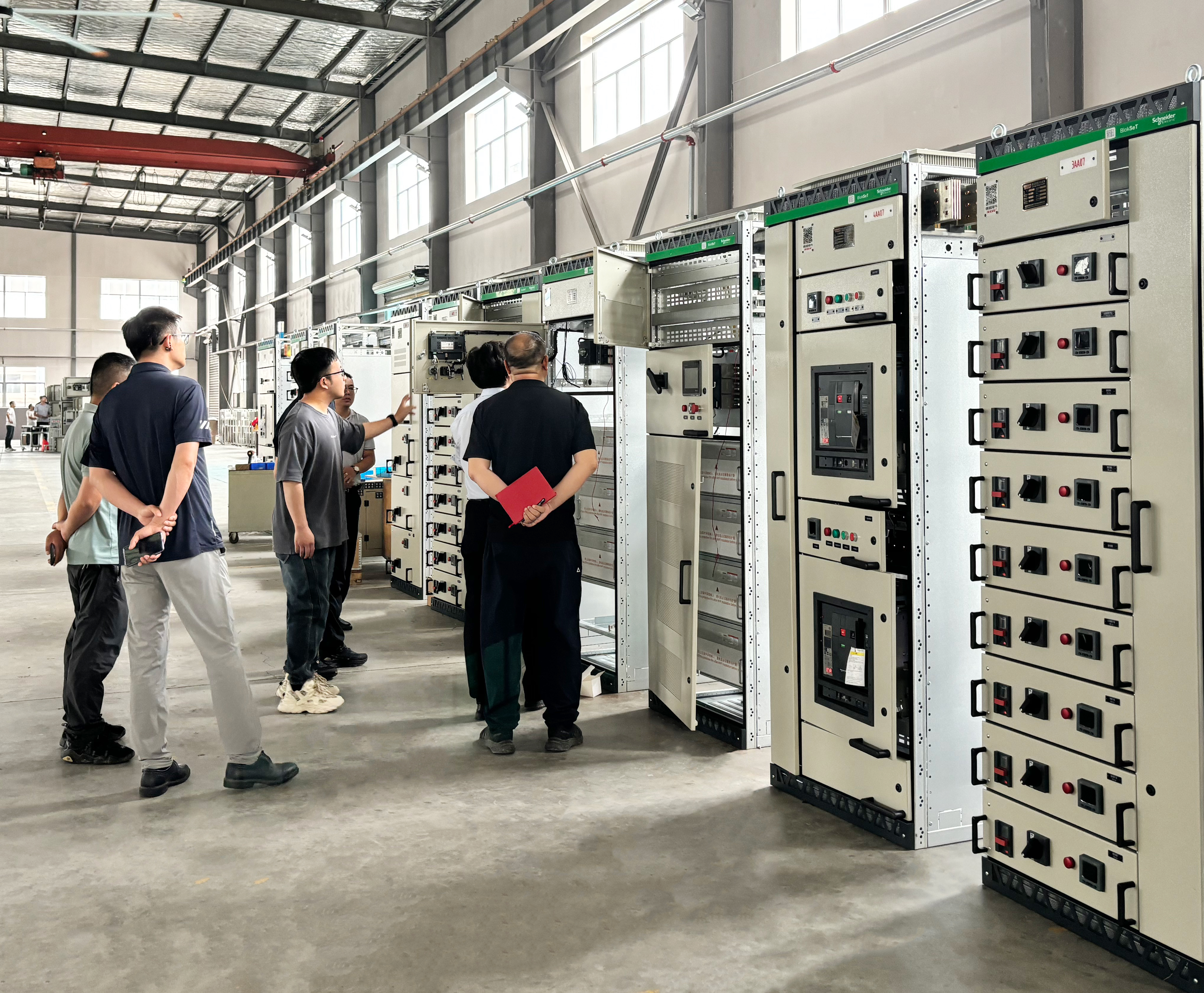 中徽建客戶蒞臨得潤電氣參觀驗貨