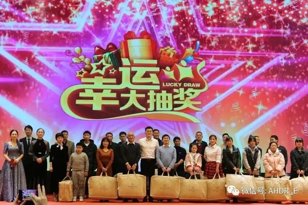 副總經(jīng)理董康、營(yíng)銷副總監(jiān)洪海燕、財(cái)務(wù)總監(jiān)謝道樹及總經(jīng)理助理張春蘭頒發(fā)三等獎(jiǎng)