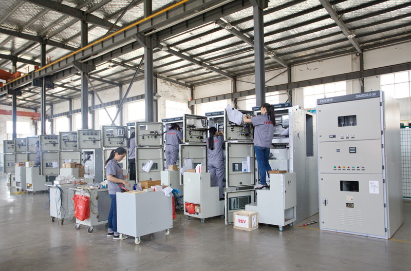 劉總重點(diǎn)介紹了得潤(rùn)電氣近年來積極響應(yīng)國(guó)家政策導(dǎo)向，公司不斷創(chuàng)新、不斷發(fā)展、加大產(chǎn)品升級(jí)、成為ABB、施耐德、西門子等世界電氣巨頭戰(zhàn)略合作伙伴。公司是安徽省高新技術(shù)企業(yè)、安徽省&ldquo;專精特新&rdquo;中小企業(yè)、合肥市技術(shù)創(chuàng)新中心、合肥市知識(shí)產(chǎn)權(quán)示范單位，通過了國(guó)家ISO9001質(zhì)量管理體系、ISO14001環(huán)境管理體系、OHSAS18001職業(yè)健康安全管理體系認(rèn)證。公司擁有幾十項(xiàng)經(jīng)權(quán)威體系認(rèn)證機(jī)構(gòu)頒發(fā)的國(guó)家強(qiáng)制性低壓成套電氣&ldquo;3C&rdquo;認(rèn)證、中高壓型式試驗(yàn)報(bào)告。公司產(chǎn)品出口智利、沙特、埃塞俄比亞、伊拉克、伊朗、卡塔爾、越南、巴基斯坦等二十多個(gè)國(guó)家，并且得到客戶的一致贊賞。