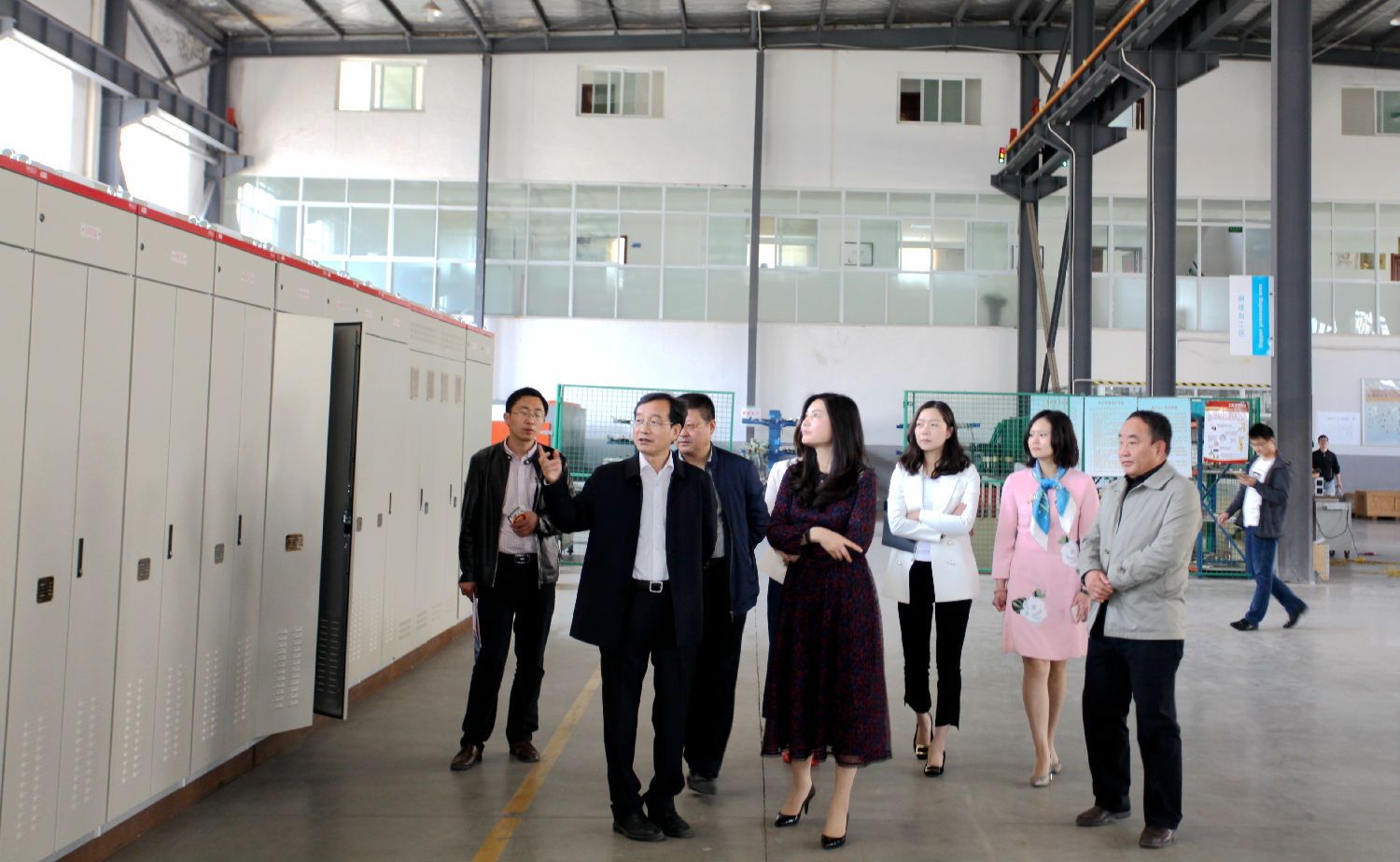 安徽得潤(rùn)電氣 成套高低壓配電柜廠家 縣委書記來(lái)訪 電話：400-0551-777 QQ：3176885416