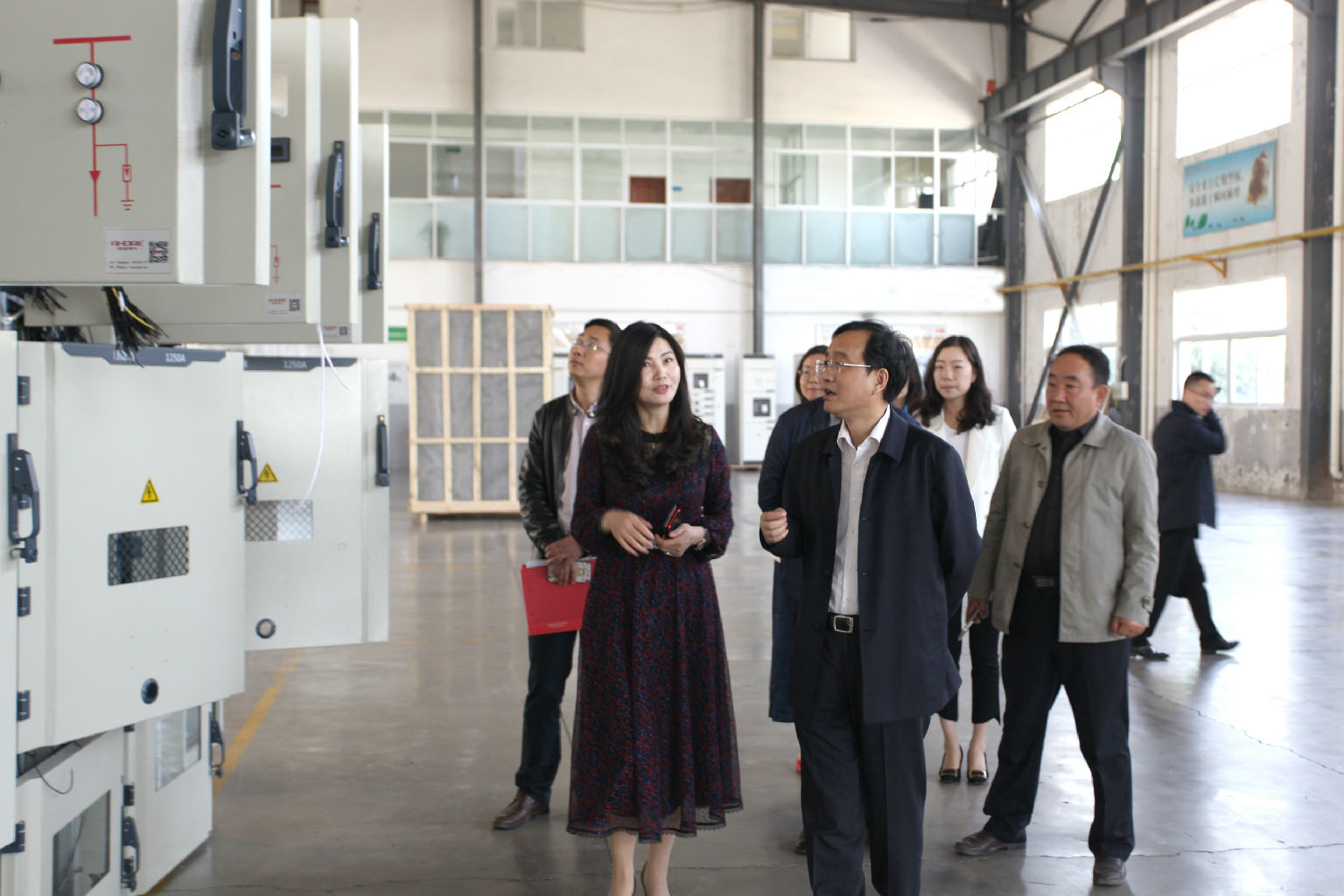 安徽得潤(rùn)電氣 成套高低壓配電柜廠家 縣委書記來(lái)訪 電話：400-0551-777 QQ：3176885416