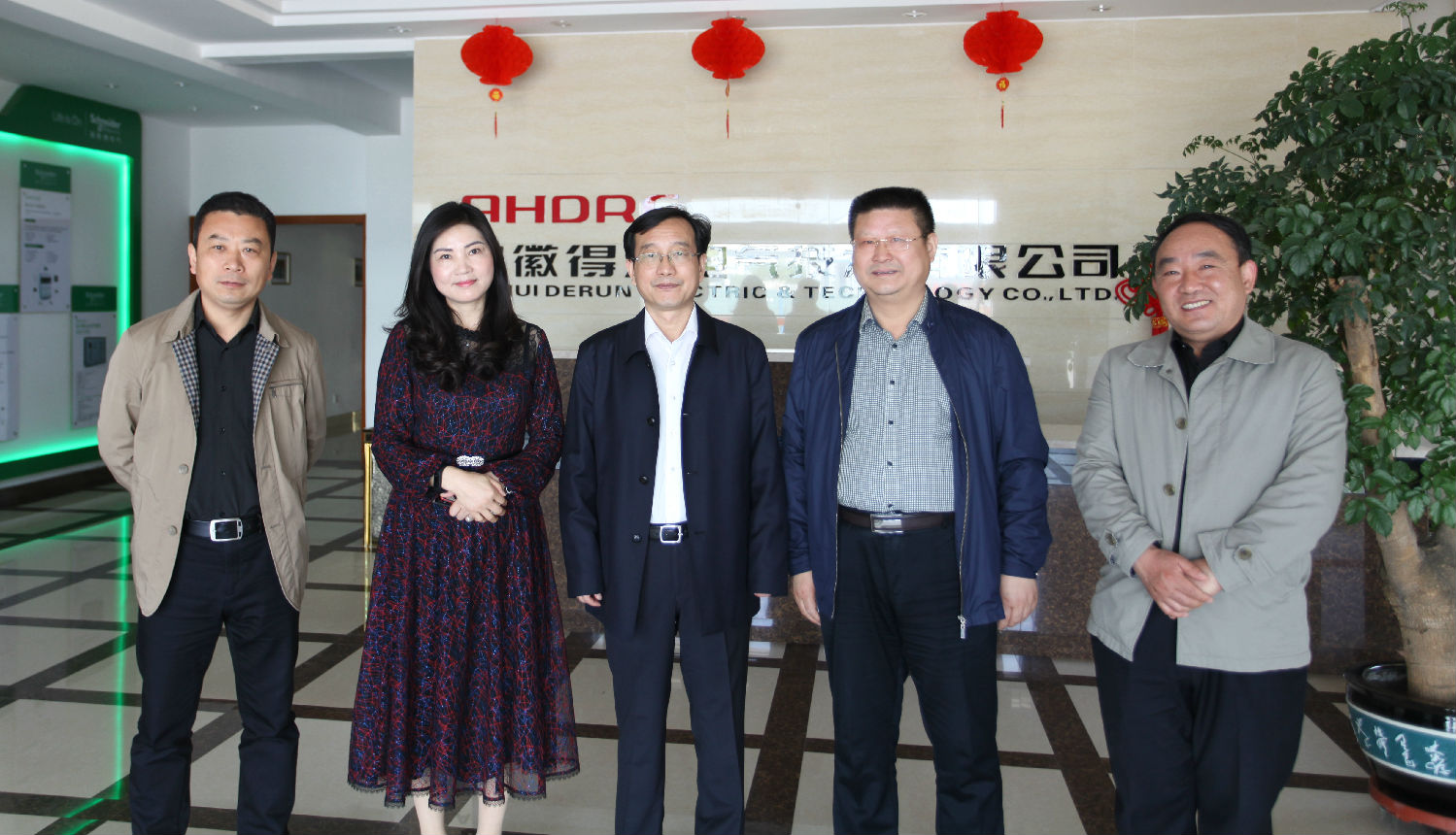 安徽得潤(rùn)電氣 成套高低壓配電柜廠家 縣委書記來(lái)訪 電話：400-0551-777 QQ：3176885416