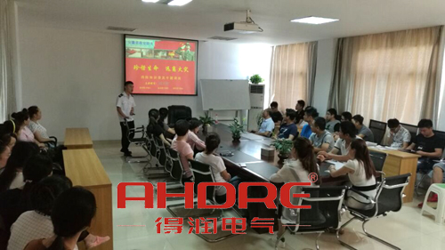 安徽得潤(rùn)電氣 專注開關(guān)柜 電容柜 電話:400-0551-777 qq:3176885416 安徽得潤(rùn)電氣 專注開關(guān)柜 電容柜 電話:400-0551-777 qq:3176885416