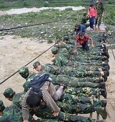 得潤(rùn)電氣 專注開(kāi)關(guān)柜配電箱30年 聯(lián)系電話：400-0551-777 qq：3176885416