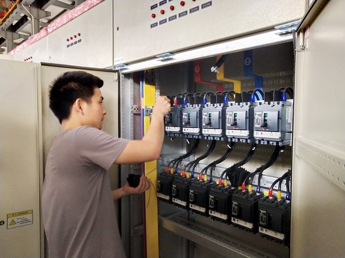 進行斷路器隔板的安裝 進行斷路器隔板的安裝