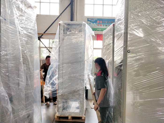 進行配電柜的包裝套袋 進行配電柜的包裝套袋